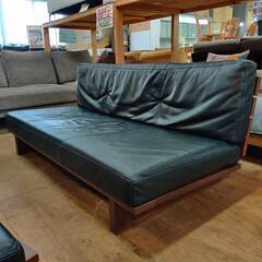 【愛品倶楽部柏店】シギヤマ家具工業 本革アームレス2Pローソファ&オットマン Blena の画像