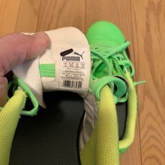 22CM  美品　サッカー靴とミズノすね当てセットの画像