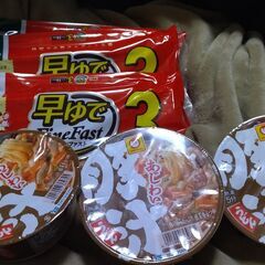 人参ジュース、醤油、シーチキン、豚汁うどん、スパゲッティ、サバの味噌煮、おっとっとの画像
