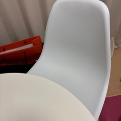 机、椅子の画像