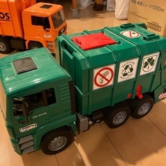 ブルーダーのごみ収集車①の画像