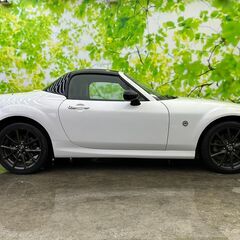 マツダ　ロードスター　型式：NC　VS RHT(ルーフ：ハードタイプ電動フルオープンカー）年式：2011年（平成23年）：グレード：VS_RHTブラックチューンド　車体番号（下３ケタ）：１５８　形状：スポーツ/クーペ　シフト：AT６速色：クリスタルホワイトパールマイカ　走行距離：67,000Kmの画像