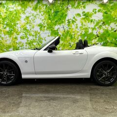 マツダ　ロードスター　型式：NC　VS RHT(ルーフ：ハードタイプ電動フルオープンカー）年式：2011年（平成23年）：グレード：VS_RHTブラックチューンド　車体番号（下３ケタ）：１５８　形状：スポーツ/クーペ　シフト：AT６速色：クリスタルホワイトパールマイカ　走行距離：67,000Kmの画像