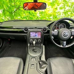 マツダ　ロードスター　型式：NC　VS RHT(ルーフ：ハードタイプ電動フルオープンカー）年式：2011年（平成23年）：グレード：VS_RHTブラックチューンド　車体番号（下３ケタ）：１５８　形状：スポーツ/クーペ　シフト：AT６速色：クリスタルホワイトパールマイカ　走行距離：67,000Kmの画像