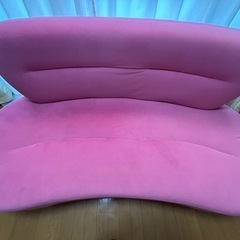 パープルのソファの画像