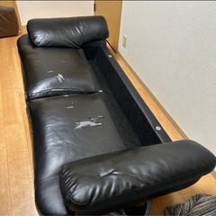 無料！2/2まで 黒色皮のソファの画像