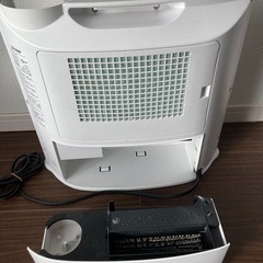 【値下げ】SHARP 加湿セラミックファンヒーター　HX-E120-Wの画像