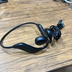 空気伝導イヤホン Bluetooth 5.3 耳を塞がない スポーツイヤホン マイク付き 携帯イヤホン オープンイヤー 非 骨伝導 ワイヤレス 無線 耳かけ式 ぶるーとぅーす ノイズキャンセリング 搭載 両耳 2台同時接続 IPX6防水 軽量23g 日本語説明書付き ブラックの画像