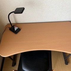 テレワークで使ってた机とイスとライトの画像