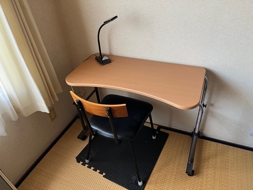 テレワークで使ってた机とイスとライト