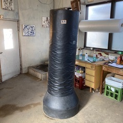 大きい自立型のサンドバッグ 黒