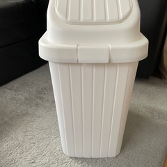 蓋付きゴミ箱　白
