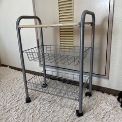 【お渡し先決定】キッチンラック　２段　キャスター付き　多少の汚れあり　の画像