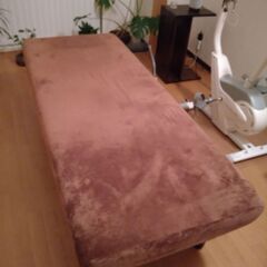 手動式昇降マッサージベッドの画像