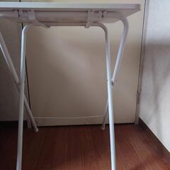 🔴白の折りたたみテーブルの画像