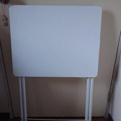 🔴白の折りたたみテーブルの画像