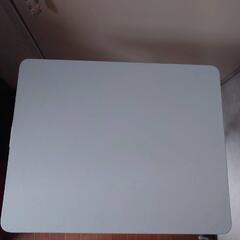 🔴白の折りたたみテーブルの画像