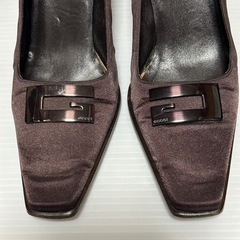 グッチ　GUCCI　パンプス　22.5cm　スクエアトゥ　ダークブラウン　ロゴパネル　ロゴプレート　金具の画像