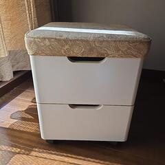 引出し付きスツール