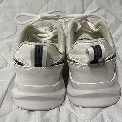 試着のみ24センチ可愛い🩷ホワイトシューズ早い者勝ち♪の画像
