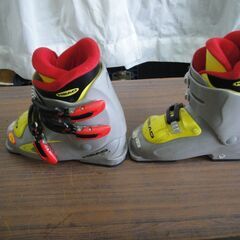 セール中につき、通常特価2,178円より半額の1,089円!　HEAD　スキー靴 CARVEX3　23～23.5cm　　スキーブーツ　ウィンタースポーツ　冬　スポーツ用品の画像
