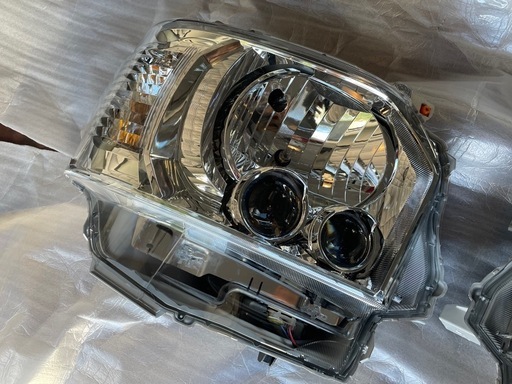 ハイエース　8型　ヘッドライト　LED