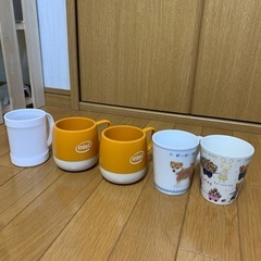 マグカップ2つ、プラスチックコップ3つ