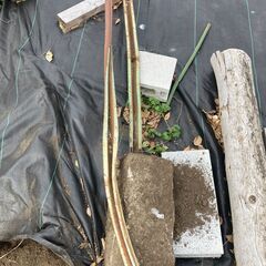 金属の支柱２本　セメント土台　曲がっていますの画像