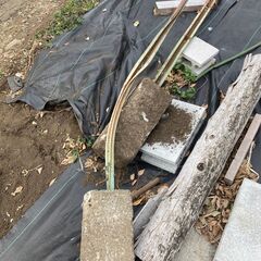 金属の支柱２本　セメント土台　曲がっています