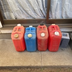 灯油用ポリタンク1本100円です。残り4本！