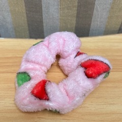 クレヨンしんちゃん シュシュ　ふわふわ ピンク