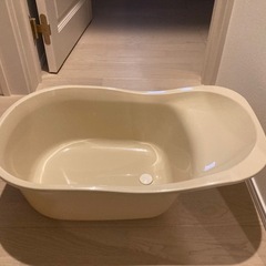 ベビーバスとIKEAのベビーマットの画像