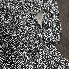 ZARA⭐︎MからL⭐︎ブラック⭐︎ライン綺麗なサラッと素材のワンピース⭐︎未使用に近いの画像