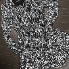 ZARA⭐︎MからL⭐︎ブラック⭐︎ライン綺麗なサラッと素材のワンピース⭐︎未使用に近いの画像