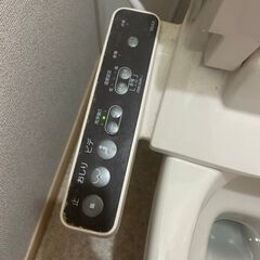 即決　温水便座　2023年製 ウォッシュレット　箱 取説有り リクシル　暖かい　温かい　お尻に優しい　いぼ痔対策　中川区　中古動作品　早い者勝ち！の画像