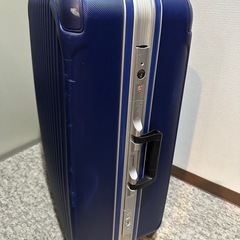 スーツケース(預け荷物用、鍵付き)