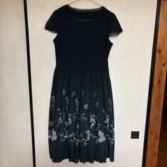 黒花柄ワンピース