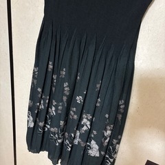 黒花柄ワンピースの画像