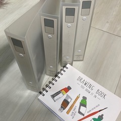 A4ニ穴ファイル四つ、B 6スケッチブック
