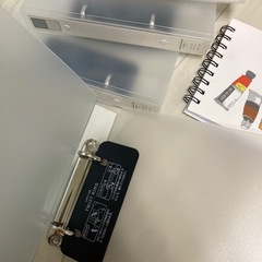 A4ニ穴ファイル四つ、B 6スケッチブックの画像