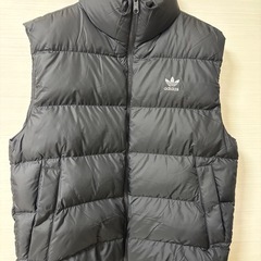 アディダス　ダウンベスト

