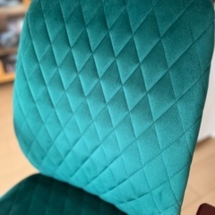 緑のベロアの回転椅子の画像