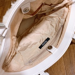 ハンドバック　ホワイト　ふわふわ生地ですの画像