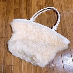 ハンドバック　ホワイト　ふわふわ生地です