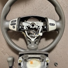 トヨタ アイシス ハンドル・シフトノブの画像