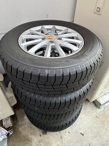 デリカ等のタイヤ4本セット スタッドレスタイヤ ヨコハマ 215/70R16