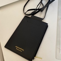 スマホも入れられるポシェットチャック付ポケット有り