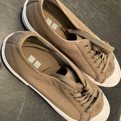 ユニクロのスニーカーお譲りします。の画像