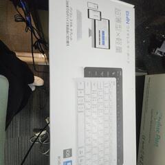 ワイヤレスキーボードとタッチペンの画像