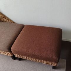 バナナリーフのオットマンまだ新しいです。の画像